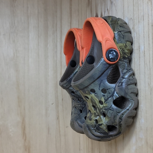 Crocs Baby Classic Khaki Camo Camouflage Clogs - Picture 5 of 8